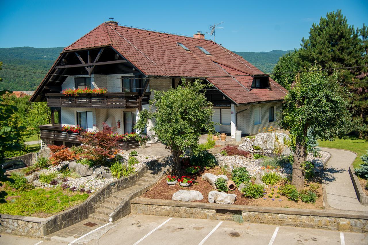Hotel Zupancicev Hram à Dragatuš Extérieur photo